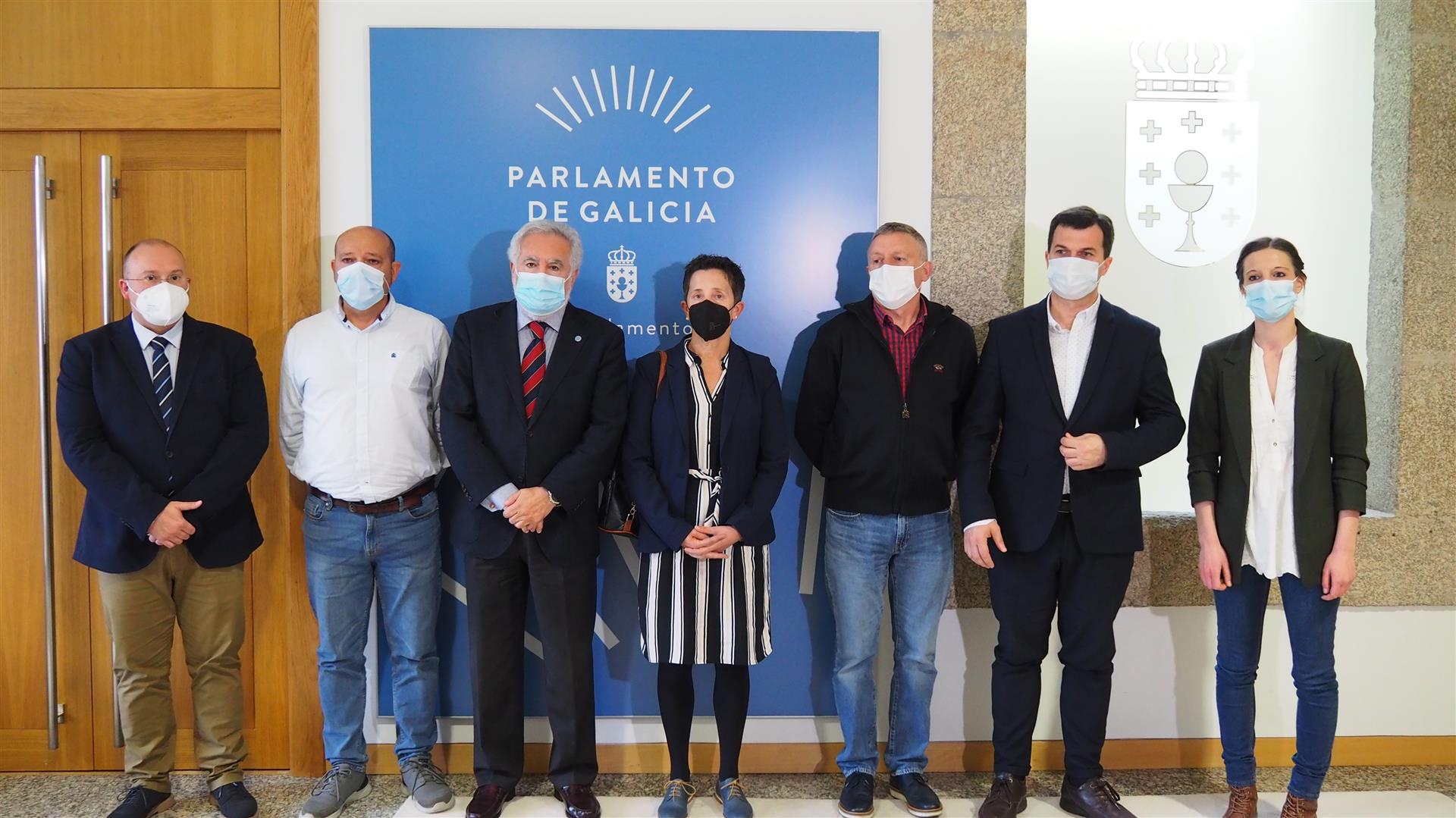 Os pais e tío Diego Bello seguiron a lectura da declaración institucional desde unha sala do Parlamento de Galicia, onde mantiveron un encontro co presidente da Cámara, Miguel Ángel Santalices Vieira, e con representantes dos grupos parlamentarios.